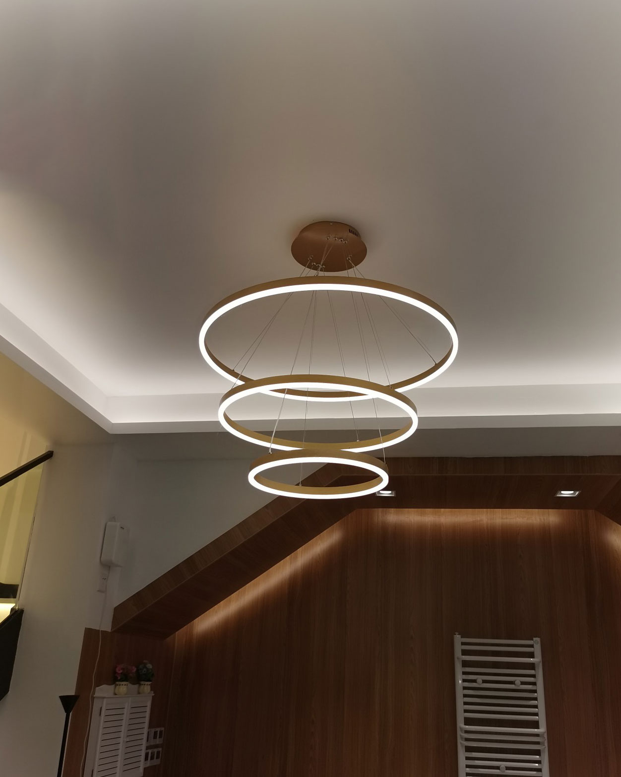 đèn thả led 3 vòng tròn xi vàng hiện đại