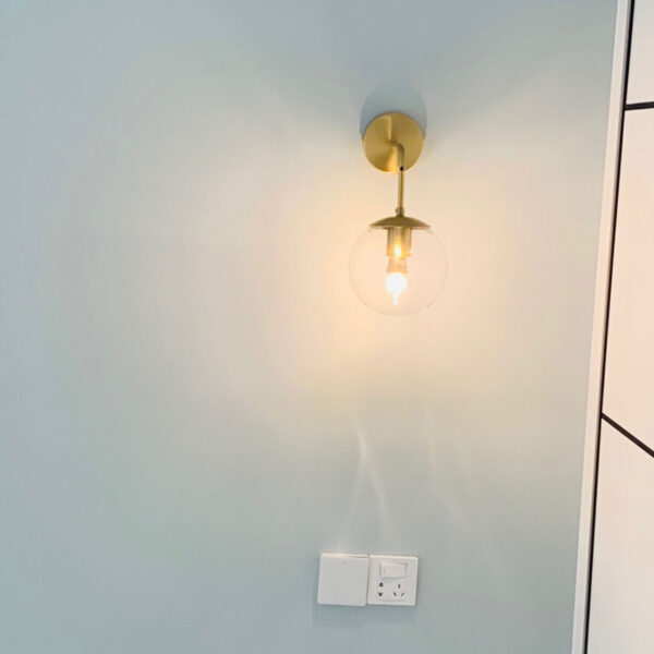 Đèn gắn tường hiện đại quả cầu thủy tinh