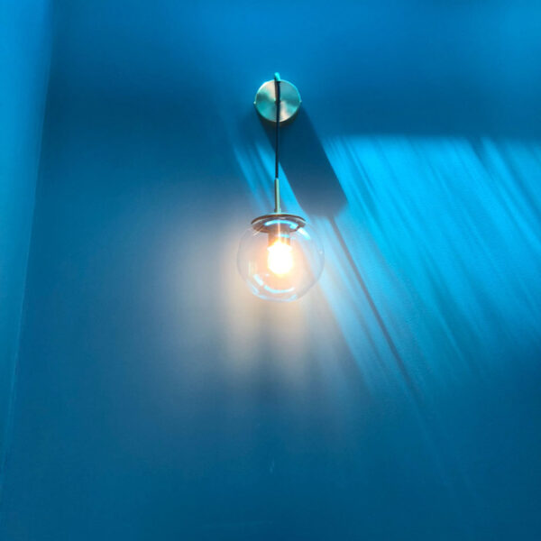 Đèn gắn tường hiện đại quả cầu thủy tinh