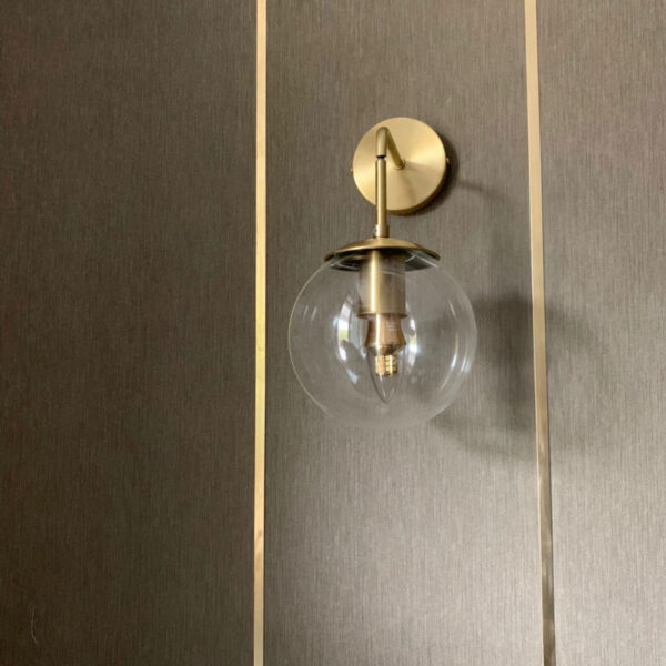 Đèn gắn tường hiện đại quả cầu thủy tinh