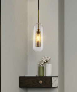 Mẫu đèn thả trang trí cao cấp có kiểu dáng hiện đại, toát lên vẻ sang trọng. Chiếc đèn rất được ưa chuộng để sử dụng trang trí cho bàn ăn. Thiết kể của sản phẩm nổi bật với phần chao đèn bằng thủy tinh trong và lưới inox bên trong. Đặc biệt, có đến 2 hình dáng cho bạn lựa chọn.