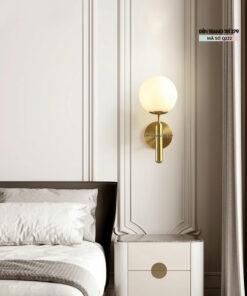 Đèn gắn tường trang trí thân vàng quả cầu thủy tinh Q222