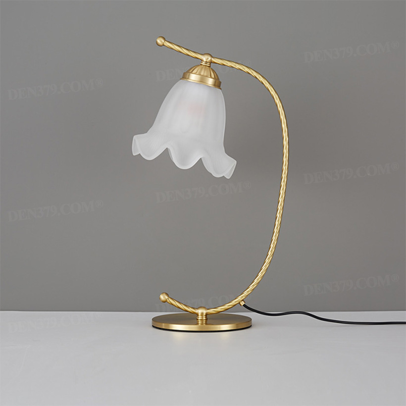 Đèn để bàn chụp thủy tinh bông hoa cách điệu 67276